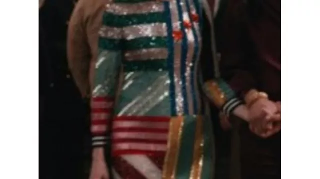 Mini-robe rayée à sequins en patchwork portée par Elsbeth Tascioni (Carrie Preston) dans Elsbeth (S02)