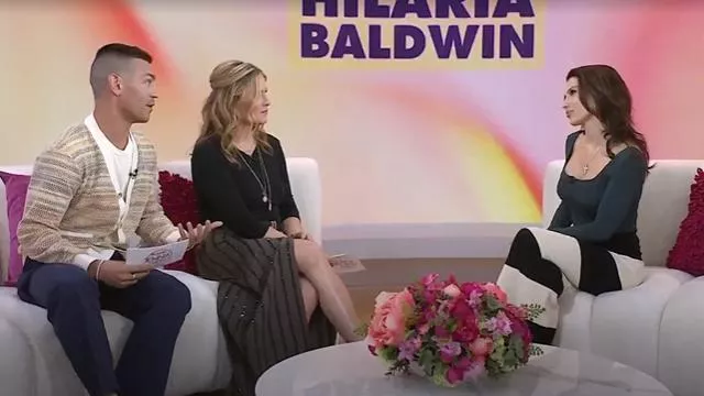 Falda Posse Theo en color crema y negro usada por Hilaria Baldwin como se ve en Today with Jenna & Friends el 7 de mayo de 2025
