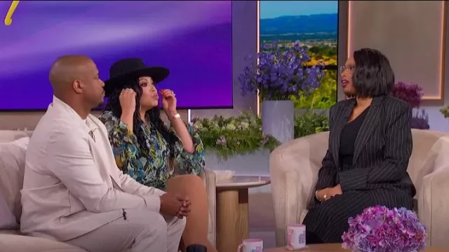 Cinq a Sept Tossed Floral Lyra Dress usado por Tisha Campbell como se ve en The Jennifer Hudson Show el 13 de mayo de 2025