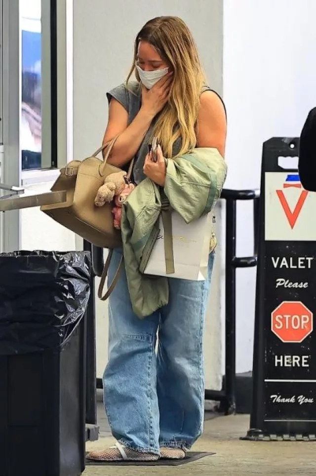 El bolso Row Margaux usado por Hilary Duff en Beverly Hills el 9 de mayo de 2025