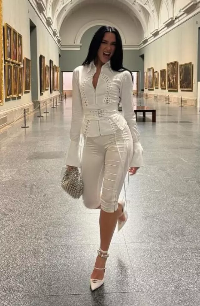 Camiseta del síndrome de Napoleón de Dilara Findikoglu usada por Dua Lipa en su publicación de Instagram el 14 de mayo de 2025