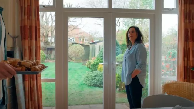 Rails Barrett Shirt Light Vintage usado por Emma Barnett (Jill Halfpenny) como se ve en The Feud (S01E01)