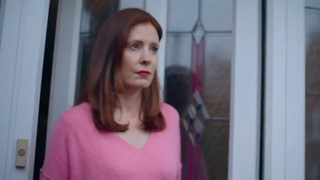 Papaya Petite Pink V-Neck Knitted Jumper worn by Sonia Spence (Amy Nuttall) as seen in The Feud (S01E03)