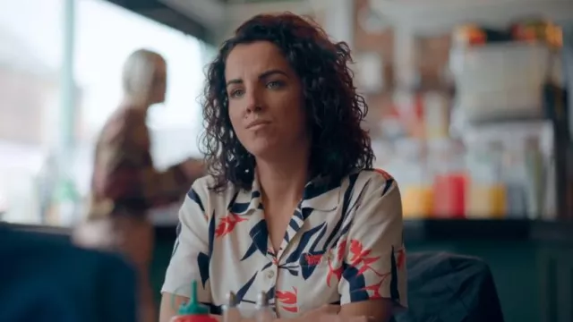 Superdry Womens Beach Resort Shirt In Jungle porté par PC Gallagher (Jamie-Lee O’Donnell) comme on le voit dans The Feud (S01E03)