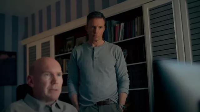 Superdry Waffle Long Sleeve Half Button Top porté par John Barnett (Rupert Penry-Jones) comme on le voit dans The Feud (S01E03)