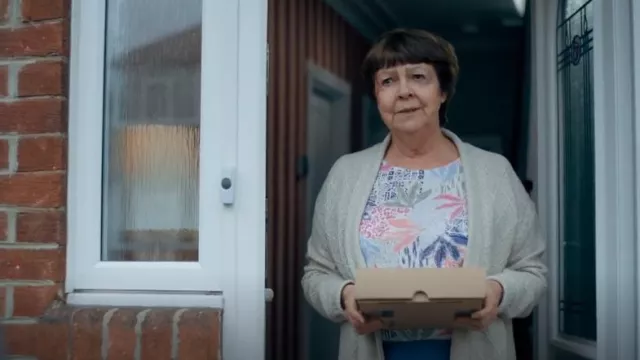 Thrift + Isle Top usado por Barbara Abshire (Tessa Peake-Jones) como se ve en The Feud (T01E05)
