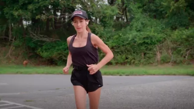 Pantalón corto Alo Yoga Alumni usado por Hilaria Baldwin como se ve en The Baldwins (T01E08)