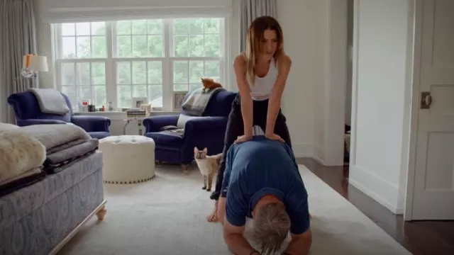 Camiseta sin mangas recortada con el logotipo de Hommegirls usada por Hilaria Baldwin como se ve en The Baldwins (T01E08)