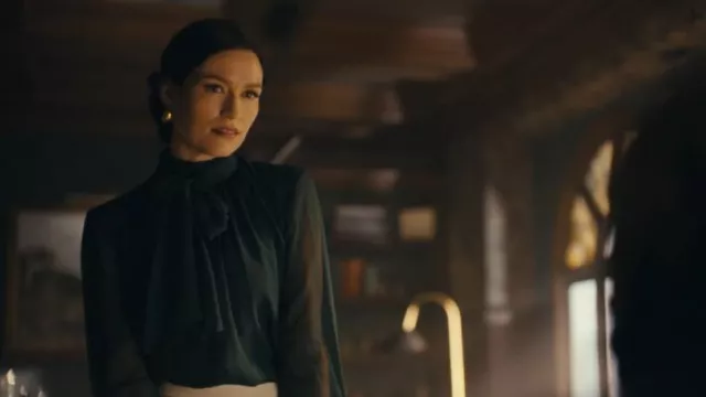 Blouse en soie à manches longues portée par Irene (Whoopie Van Raam) comme on le voit dans Watson (S01E08)