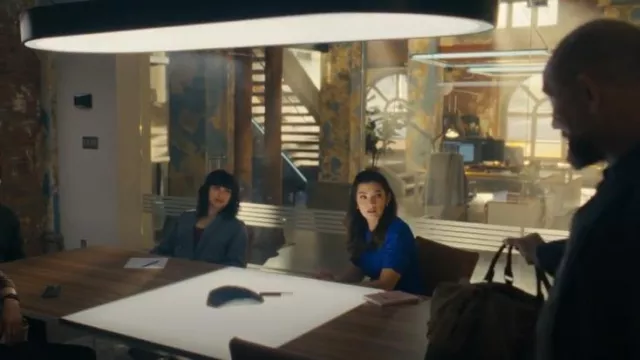 DKNY Robe courte à manches bouffantes à col en V portée par le Dr Sasha Lubbock (Inga Schlingmann) comme on le voit dans Watson (S01E08)