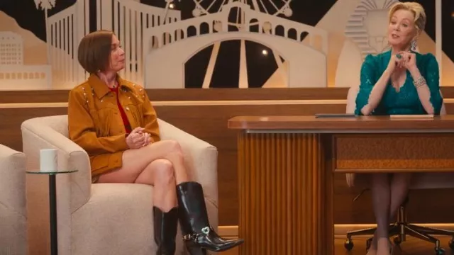 Veste à franges cloutées aqua portée par Dance Mom (Julianne Nicholson) comme on le voit dans Hacks (S04E07)