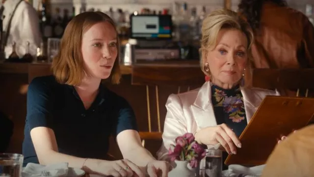 Polo AMI Paris Adc porté par Ava (Hannah Einbinder) comme on le voit dans Hacks (S04E08)