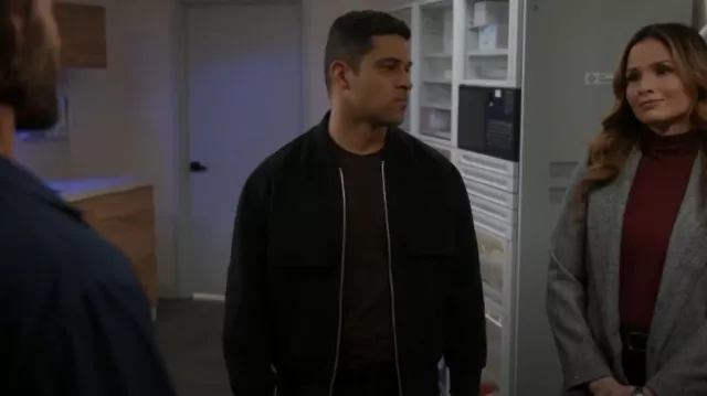 AllSaints Men’s Brace Short Sleeve Crew Neck Shirt porté par Nick Torres (Wilmer Valderrama) comme on le voit dans NCIS (S22E13)