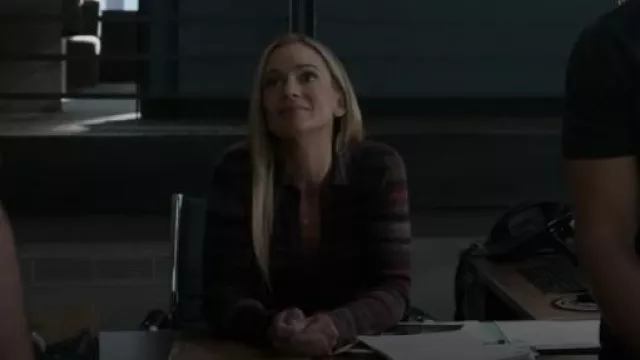 Cardigan polo côtelé Re/Done porté par Jennifer Jareau (AJ Cook) dans Esprits criminels (S18E01)