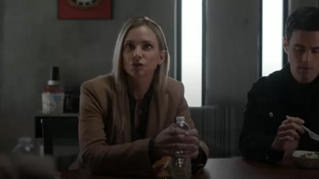 Veste Miller Dickey de Veroinca Beard portée par Jennifer Jareau (AJ Cook) dans Esprits Criminels (S18E01)