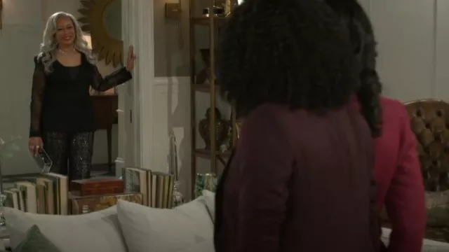 Blazer croisé en dentelle Nina Ricci porté par Anita Dupree (Tamara Tunie) comme on le voit dans Beyond the Gates (S01E38)