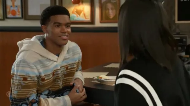 Sun + Stone Tate Geo Stripe-Print Fleece Hoodie porté par Tyrell Richardson (Jaden Lucas Miller) comme on le voit dans Beyond the Gates (S01E43)
