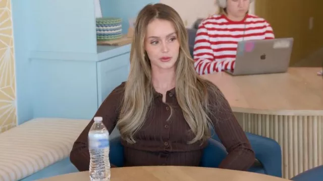 Showpo Haut à manches longues en tricot côtelé marron porté par Mikayla Matthews comme on le voit dans La vie secrète des épouses mormones (S02E05)