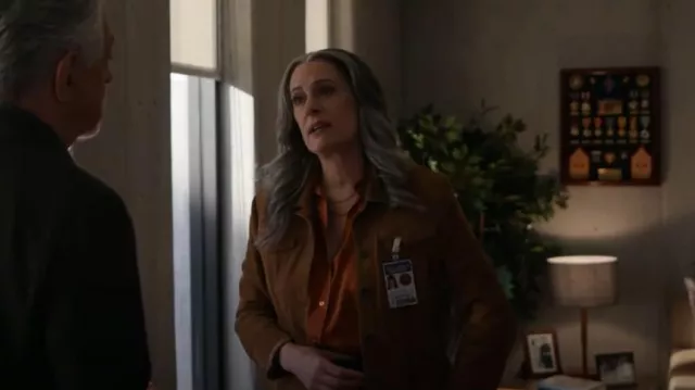 Blouson Trucker en daim Banana Republic porté par Emily Prentiss (Paget Brewster) comme on le voit dans Esprits criminels (S18E02)