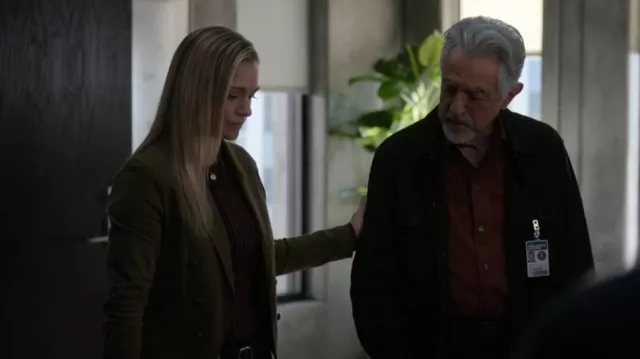 Blazer de l’Agence Brooke porté par Jennifer Jareau (A. J. Cook) comme on le voit dans Esprits criminels (S18E02)
