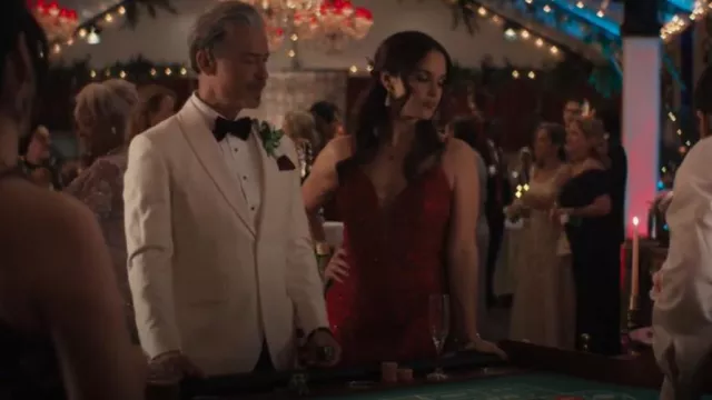 Mac Duggal Robe fourreau à fleurs à paillettes à col plongeant portée par Birdie (Melissa Fumero) comme on le voit dans la Grosse Pointe Garden Society (S01E11)
