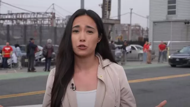 Chaqueta Anorak con capucha resistente al agua Charter Club usada por Emilie Ikeda como se ve en Hoy el 16 de mayo de 2025