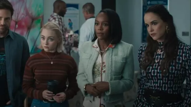Chemise en crêpe de soie rouge à imprimé floral Valentino portée par Catherine (Aja Naomi King) telle qu’elle est vue dans la Grosse Pointe Garden Society (S01E13)
