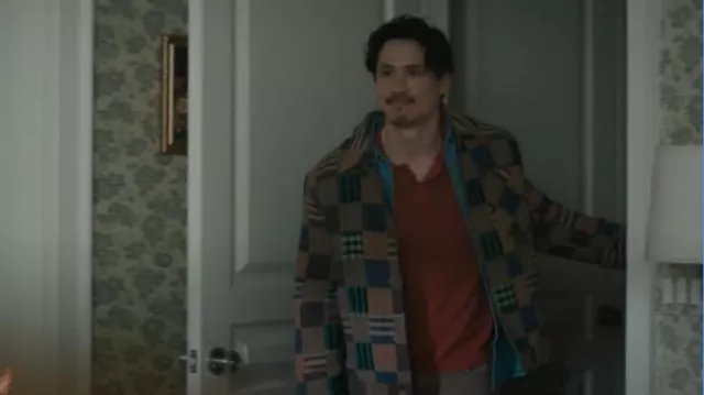 Veste boutonnée en patchwork pour les jeunes autochtones portée par Doug (Alexander Hodge) telle qu’on la voit dans la Grosse Pointe Garden Society (S01E13)