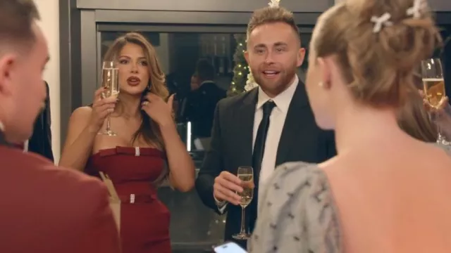 Nana Jacqueline Robe midi sans bretelles à nœud rouge portée par Demi Engemann comme on le voit dans La vie secrète des épouses mormones (S02E10)