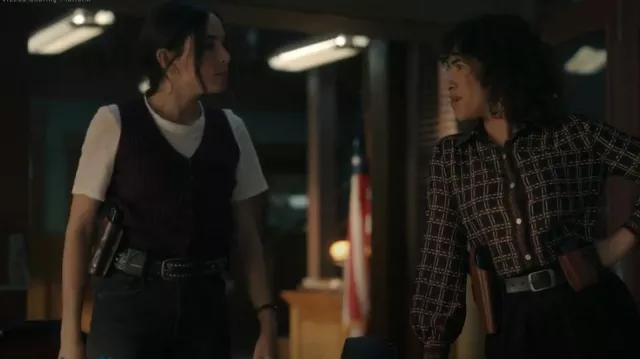 Et maintenant, ce gilet pull boutonné côtelé pour femme porté par l’agent spécial Lala Dominguez (Mariel Molino) comme on le voit dans NCIS : Origins (S01E16)