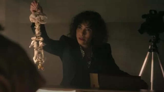 Amazon 3 pièces rayé costume d’affaires ajusté vêtements de travail de bureau porté par l’agent spécial Vera Strickland (Diany Rodriguez) comme on le voit dans NCIS : Origins (S01E16)
