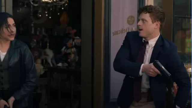 Brooks Brothers Stretch Supima® Cotton Non-Iron Pinpoint Oxford Polo Chemise à col boutonné portée par l’agent spécial Bernard 'Randy' Randolf (Caleb Foote) comme on le voit dans NCIS : Origins (S01E17)