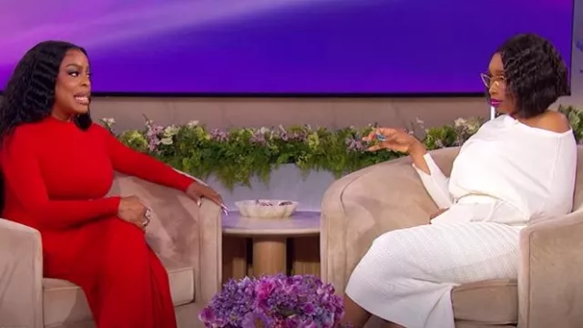Pull à épaules dénudées drapé Simkhai Lavina porté par Jennifer Hudson comme on le voit dans le spectacle de Jennifer Hudson le 16 mai 2025