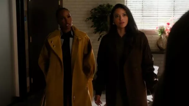 Abrigo de sarga con cinturón de Zimmermann usado por Gabi Mosley (Shanola Hampton) como se ve en Found (S02E21)