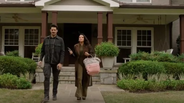 Mochila para portátil Lovevook, usada por Lacey Quinn (Gabrielle Walsh), como se ve en Found (temporada 2, episodio 21)