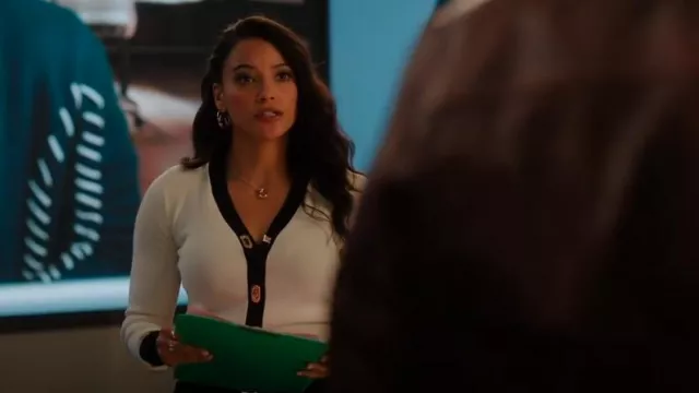 Anthropologie Bubble Letter Monogram Necklace porté par Lacey Quinn (Gabrielle Walsh) comme on le voit dans Found (S02E22)