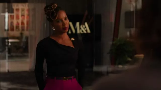 Cinturón de cuero Saint Laurent Cassandre usado por Gabi Mosley (Shanola Hampton) como se ve en Found (S02E22)