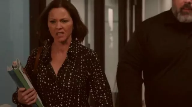 Camisa fluida regular de Mango usada por Margaret Reed (Kelli Williams) como se ve en Found (T02E22)