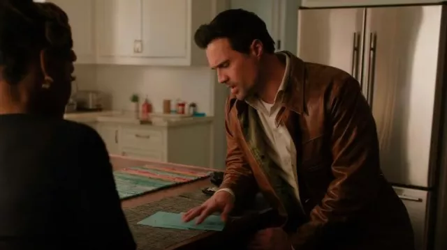 Manteau de voiture en cuir Ralph Lauren porté par Mark Trent (Brett Dalton) comme on le voit dans Found (S02E22)