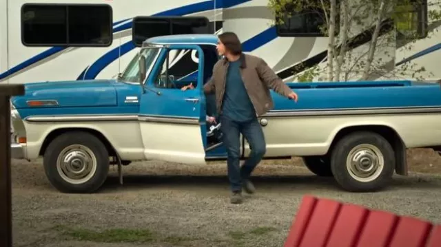Carhartt × Dakota Grizzly × Veste de travail vintage portée par Cal Jones (Chad Michael Murray) telle qu’on la voit dans Sullivan’s Crossing (S03E03)