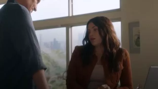 Chaqueta utilitaria corta con bolsillo de solapa de Bella Dahl, usada por Bailey Nune (Jenna Dewan), como se ve en The Rookie (temporada 7, episodio 11).