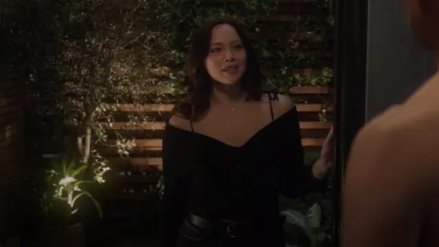 Haut à épaules dénudées 7 For All Mankind porté par Lucy Chen (Melissa O&#39;Neil) comme on le voit dans The Rookie (S07E12)