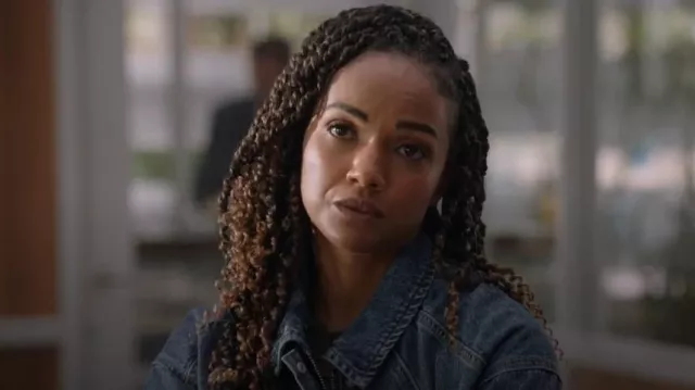 Chaqueta vaquera Lara de peso pluma de Rag and Bone, usada por Nyla Harper (Mekia Cox), como se ve en The Rookie (temporada 7, episodio 13).