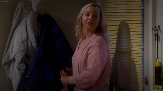Madewell Augustus Cableknit V-Neck Sweater worn by Becky Conner-Healy (Lecy Goranson) as seen in The Conners (S07E05)