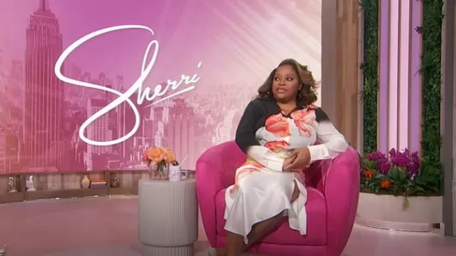Alice + Olivia Jupe en satin à imprimé floral portée par Sherri Shepherd comme on le voit à Sherri le 21 mai 2025