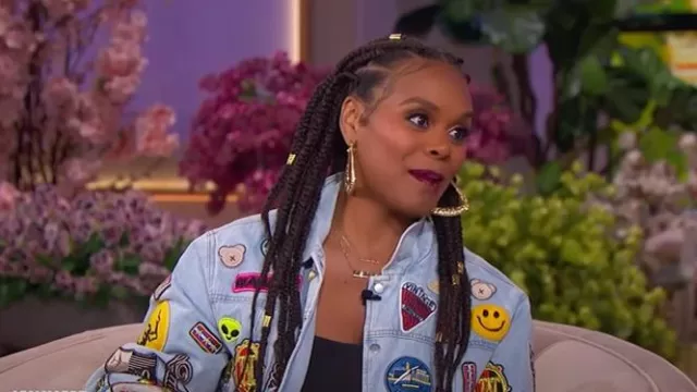 Veste en jean Akira Akira Austin Patch portée par Tabitha Brown telle que vue dans The Jennifer Hudson Show le 23 mai 2025