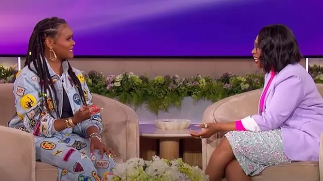 Akira Austin Wide Leg Patch Denim porté par Tabitha Brown tel que vu dans The Jennifer Hudson Show le 23 mai 2025