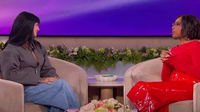 Veste en toile cintrée à fermeture éclair avec col en cuir d’agneau portée par Julia Michaels, vue dans le défilé Jennifer Hudson le 23 mai 2025