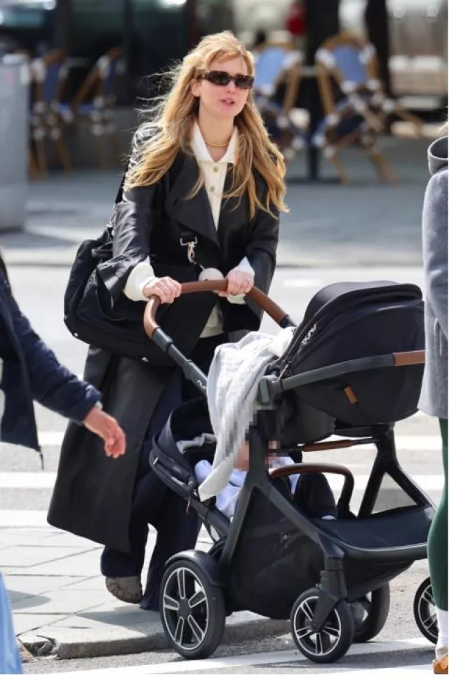 Pantalon La Ligne Colby porté par Jennifer Lawrence à New York le 23 mai 2025