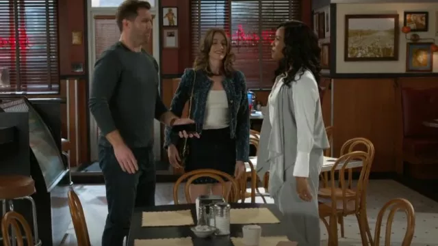 Avec Les Filles Cotton Lace-Hem Mini Skirt portée par Ashley Morgan (Jen Jacob) comme on le voit dans Beyond the Gates (S01E49)